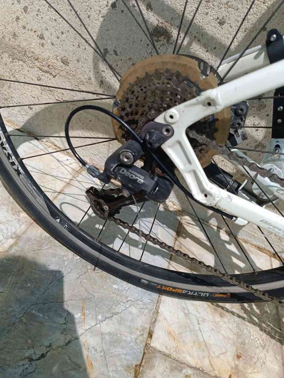 السلام عليكم 

يتوفر بايسكل بالة من شركة #specialized  الامريكية 

المعدن المنيوم (فافون) 

الحجم 28  القياس 52

مكينة (عكرب) #شيمانو #ديور #DEORE
 
بدالات شيمانو #اليفو دفع سجب حديث 8*3

تايرات #كونتننتال #continental  

ويالة جاينت 

بريكات  شيمانو ديور #DEORE_LX   

الدبل #SPECIALIZED

بوري سرج بي دبل الاصلي + سرج جلاتيني الطبي 

بايدات (كفات) برومنيد شفت كاربون  الاصلي 

قاعدة مطارة جوكر TOBEAK

استاند جوكر 

البايك مفحوص سيطرة نوعيه حسب المواصفات المعتمده دولياً 

فول نظافه وسلاسه وسرعه

  الواقع افضل من الصور بهواي + وياه تاير هدية كونتننتال 

السعر 275 الف قابل للتفاوض 

#معرض_الاندلس_للدراجات_الهوائية 

#المتعة_على_عجلتين 

 البصرة الجنينة شارع المصلحة
***********
‏‪0774 015 1056‬‏
