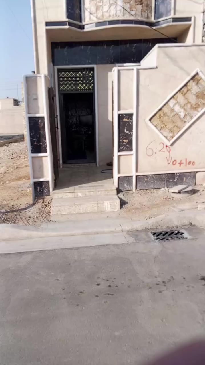 بيت 75 م واقع حال 80 م الحسينيه ب 27 بظهر شارع الحشد بناء حديث
السعر 65 
الاتصال على الرقم 
***********
