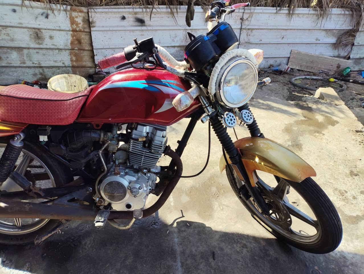 السلام عليكم دايوان 

كلك مكفول  مكينه مكفوله 

يحتاجله بك لايت واشاره باقي الدراجه كله شغاله 

سعره 375

مكاني كربلاء طوريج 

***********
