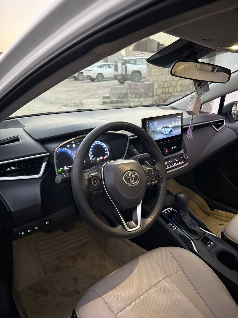 کرۆلا ٢٠٢٤ 
٣١ هەزار ڕۆشتتوە
سڵاید 
خەتی جادە 
ڕادار 
دیجیتاڵ 
فول مواسەفاتی خۆیەتی سەیارەکە 
هەموو شتێکی تازەیە و ماشەڵا وەکو سفر ماوەتەوە 
***********. 

١ قوپاوی بچوکی تیایە. ١ پەنجەش نابێ بەس با هەر بزانن. 😁
