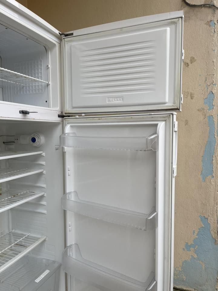 ثلاجة للبيع السعر ١٧٥ لاستفسار اتصل على الرقم ***********
