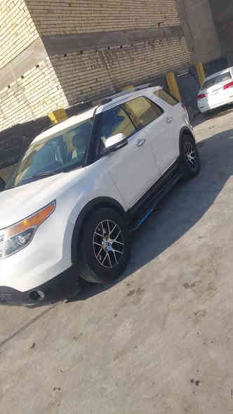 السلام عليكم ورحمة الله وبركاته
للبيع للبيع 
فورد اكسبلور فول مواصفات لمتد وارد امريكي 2013 
رقم بغداد تحويل ثاني يوم 
السعر 142 وبيها مجال شي قليل 
السيارة فول بصمة وفتحة 
وتدفئة بلكشنات 
وستتم سماعات سوني 
ودخول ذكي 
كشنات كهرباء 
ستة سلندر 3500 
سبعة راكب 
السيارة ماشية 87 الف حقيقي 
والسيارة احلى من الصور بهواي 
حادث السيارة باب خلفي عكس السائق والجاملغ الخلفي وانصبغت الصفحة كلها يعني السيارة بيها 4 قطع صبغ بجم كبس 
كير ومحرك بشرط مكفولات وعلى ضمانتي والسيارة جاهزة مجهزة من باتري وتخم تاير وصدر ومن كلشي ولله الحمد 
مكان السيارة بغداد الزعفرانية 
رقمي ***********
