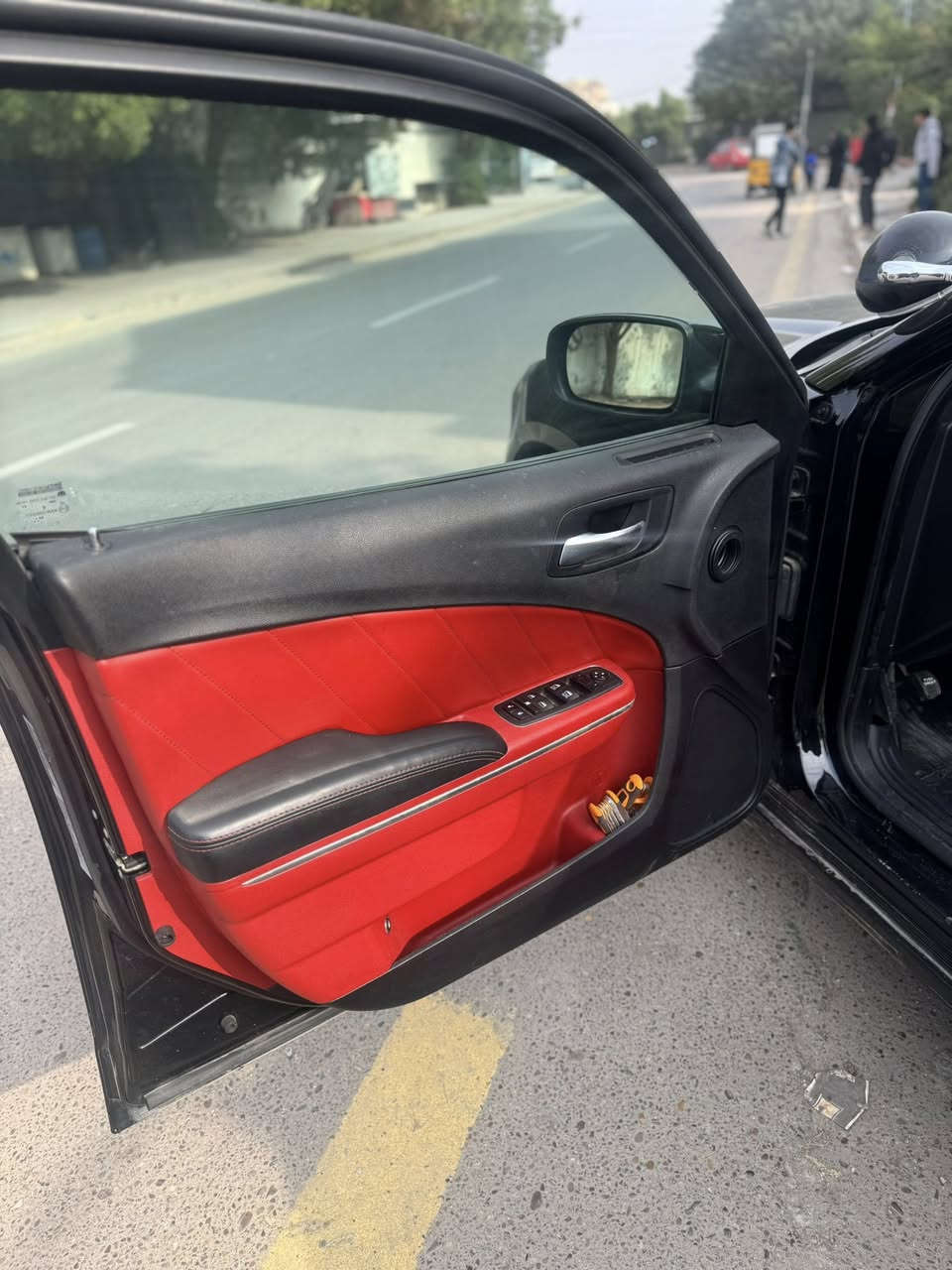 السلام عليكم 
جارجر بوليسي 2023 
محرك 6 سلندر 3600
فور ويل.    
حادثه فقط دعاميه اماميه مبدله 
***********
ماشيه 80
