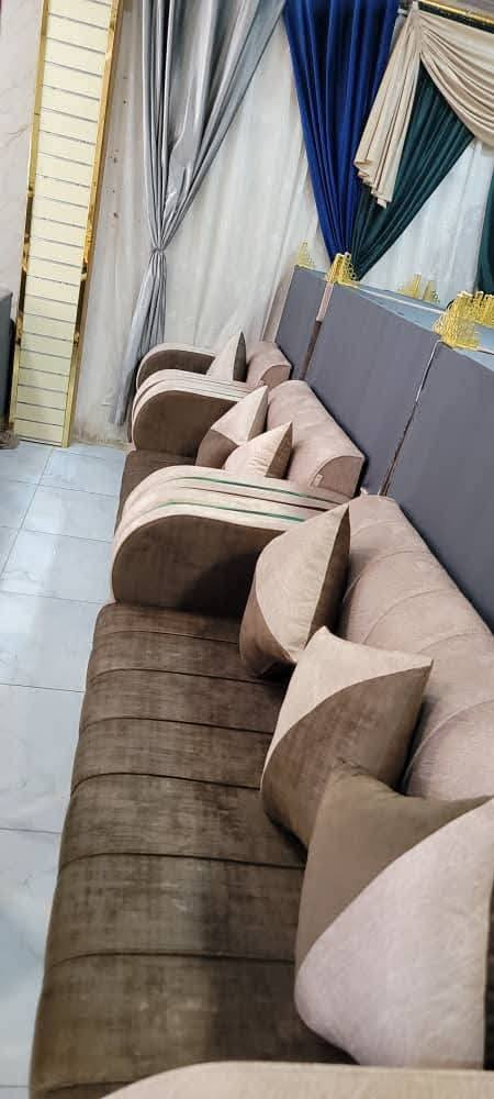 #جاهز_للتحميل_الطقم_يتكون_من_5_قطع
1 ابو 3 نفر مترين
1 ابو 2 نفر متر ونص 
2 ابو نفر متر في متر
1 طاوله نضامين نضام قماش ونضام زجاج
7 مخدات مربع تعبئه بلوستر
#خشب_سويدي_ابو_15_السانتي
ضغط وصابي معا تنعيمه دلوب اروبي
#قماش_من_افضل_الاقمشه_في_السوق_قماش_النساج 
قماش تركي درجه اولى مقاوم للماء والغبار 
طبعن يوجد لدينا جميع الالوان على حسب الاختيار الشخص
#ضمانه_تسجل_في_الفاتوره_15_السنه_من_قماش_وخشب 

#عرض_اليوم_كنب_ملكي_درجه_اولى. #السعر_150_الف
- عمل فاخر بجودة عالية🔥
#أسعارنا_هي_الافضل_اغتنم_الفرصه_عرض_خاص_لنهاية_الشهر


**إذا كنت صاحب هذا الإعلان وتريد حذفه لأي سبب، رجاءا أرسل رسالة إلى الدعم الفني**