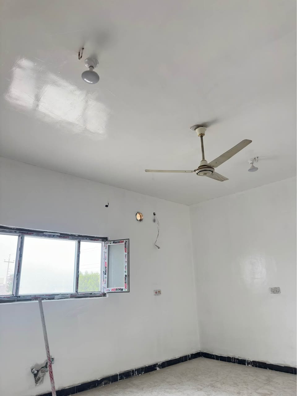 بيت بناء جديد للاجار طابق اول في منطقة حمدان (كوت الصلحي) 📌📌
 
يحتوي على غرفتين منام 5*4+مطبخ6*4+ديوان 5*4+صحيات +موزع 4*4 +درج داخلي وسطح وبيتونه  وايضاً يحتوي على حمام خارجي ارضي مجهز للسكن من كل شئ خزان ماء اساله وخزان ماء حلو وماطور تصعيد ماي  واضويه  وكيزر 
المؤجر يفرش ويكعد  
 سعر الايجار 500
* جميع الخدمات يمه من مستوصف ومطعم ومخبز وفرن و مدراس وجامع وحسينيه
للاستفسار عن الامور الاخرى اتصال على الرقم او تواصل على الواتساب
***********
*********** البصرة, العراق
