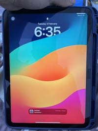 ايباد 10 • مستعمل خفيف • مع شاحن