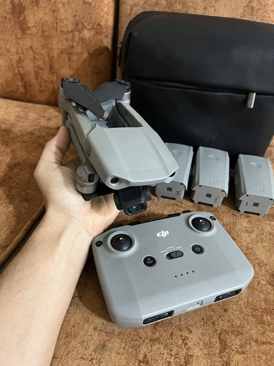 🛑 للبيع: درون DJI Mavic Air 2 (بكج كامل)
 النوع: DJI Mavic Air 2 (نسخة Fly More Combo الأصلية الموضحة في image_2.png).
 المواصفات: تصوير بدقة 4K (60fps) وصور بدقة 48 ميجابكسل، مع بطارية تطير حتى 34 دقيقة.
 الملحقات بالصندوق: الطائرة + الريموت + 3 بطاريات + قاعدة شحن ثلاثية + حقيبة الكتف + فلاتر كاميرا + مراوح إضافية.

ملاحظه : بيها كسر بل كنبل 
مكاني ناصريه توصيل ماكو


**إذا كنت صاحب هذا الإعلان وتريد حذفه لأي سبب، رجاءا أرسل رسالة إلى الدعم الفني**