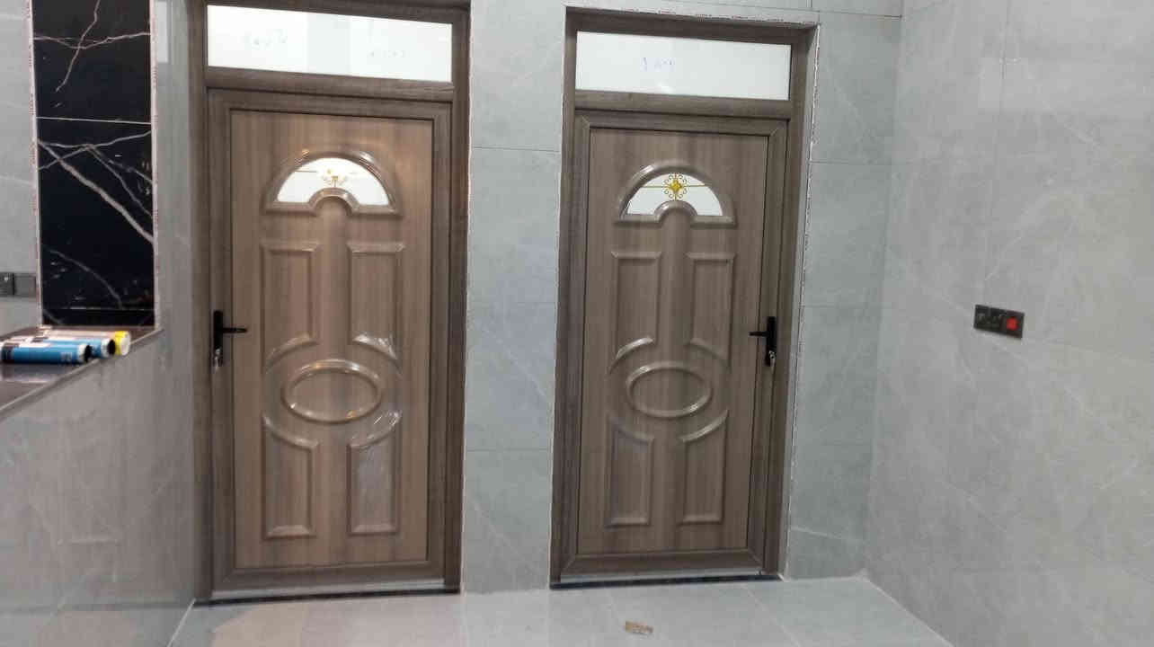 السلام عليكم يتوفر لدينا فصال ابواب وشبابيك حسب الطلب والديكور والألوان ابيض اسود شمباني رصاصي خشابي انترسات ***********
