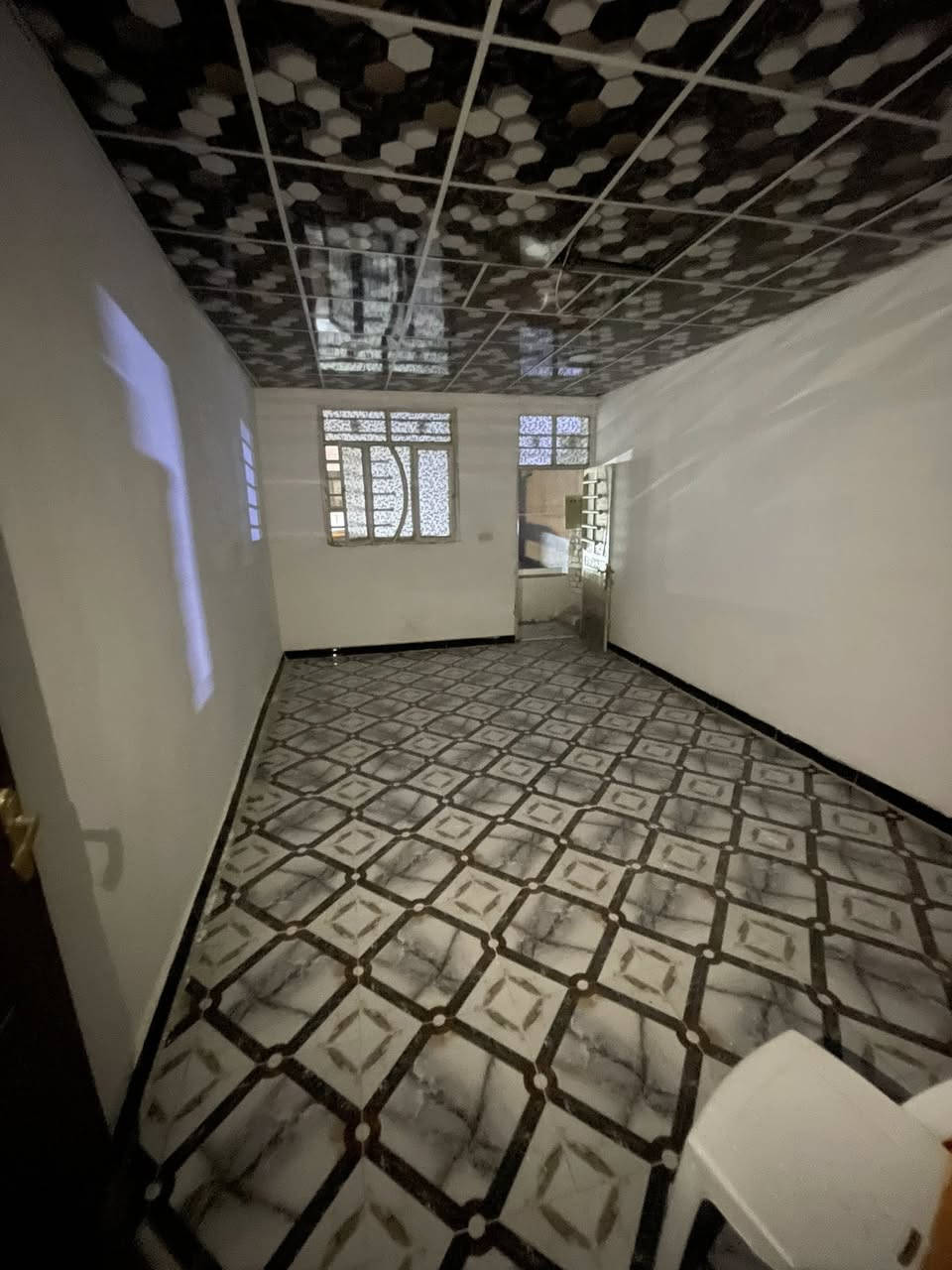 دار للبيع المساحة 200 متر طابقين 
خمس غرف نوم + سويتات حمامات داخل الغرف 
الشارع رصيف كامل وكهرباء ومجاري جديدة 
موقع حلو حي السلام مشمول بالتطويب والسعر 78 مليون بس 
للاستفسار ***********
