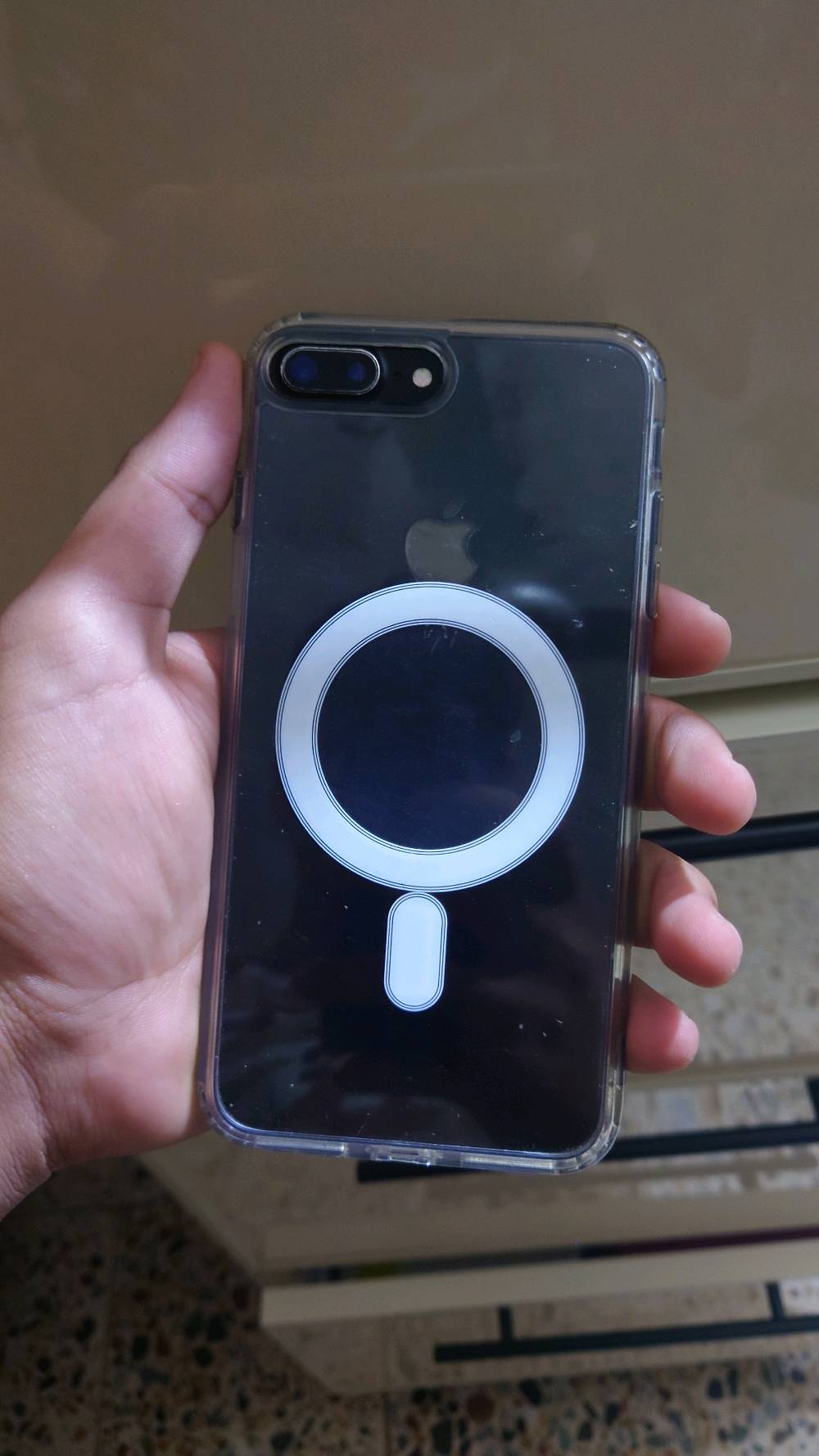 للبيع أيفون 7بلاس بلادي ما مصلح ذاكرة 128والبطارية 94 الجهاز يخبل بس بي شخط بالشاشه مو كسر ما مئثره على اللمس الجهاز هوه والكفرات والحساب وسيم كارت بسعر 100بس المكان بغداد الكاظمية 