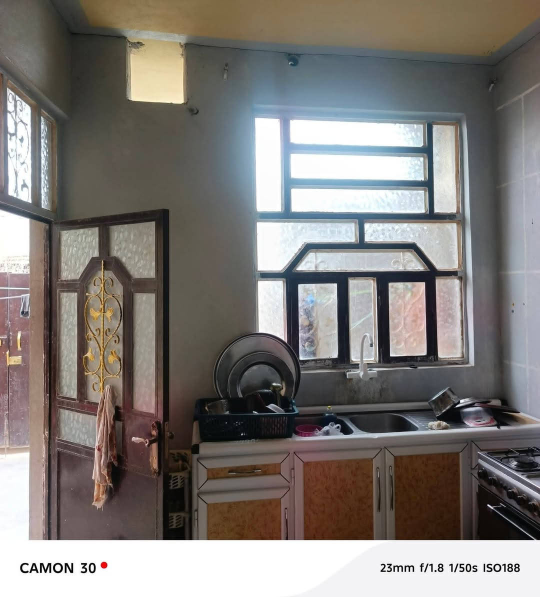 للبيع او مراوس بيت في كنسوريتكون من استقبال 6*4ومطبخ وصالة كبيرة وغرفتين نوم 4*4للاستفسار ع الصفحة أو ع ***********
