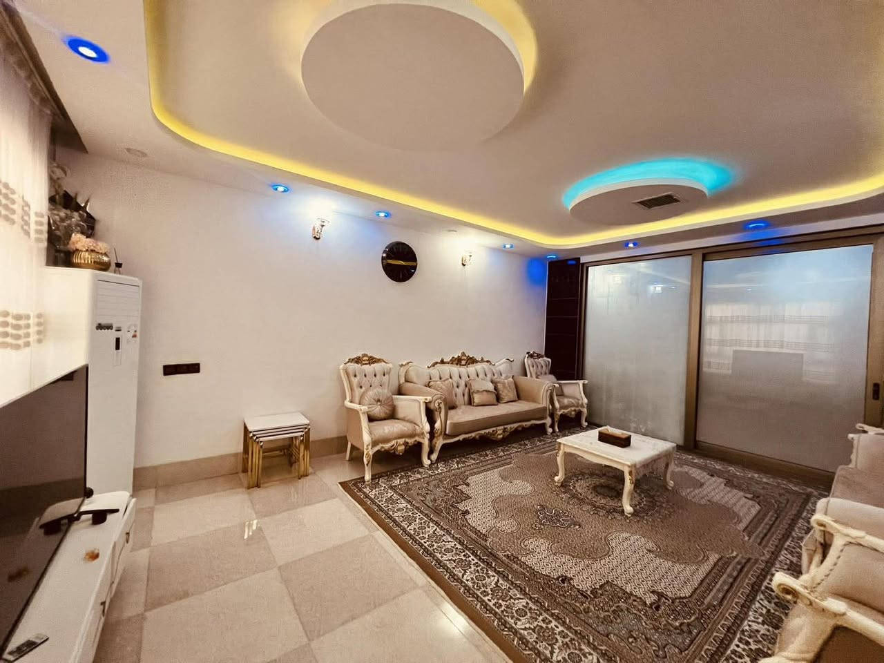 خانوو بۆ فرۆشتن
 ڕاپەرین سلێمانی
بەردەم باخ
نـــــــــرخی زۆررر گونجاوە
ڕووبەر ٢٠٠مەتر 
٣حەمام
٣تەوالێت
جادەی ٣٠مەتری
بەردەمی خۆڵە
هۆڵ و میوان سەقف مەغریبی
٤ژووری نوستن
نرخ :٨٣٠٠٠دۆلار

***********
***********
