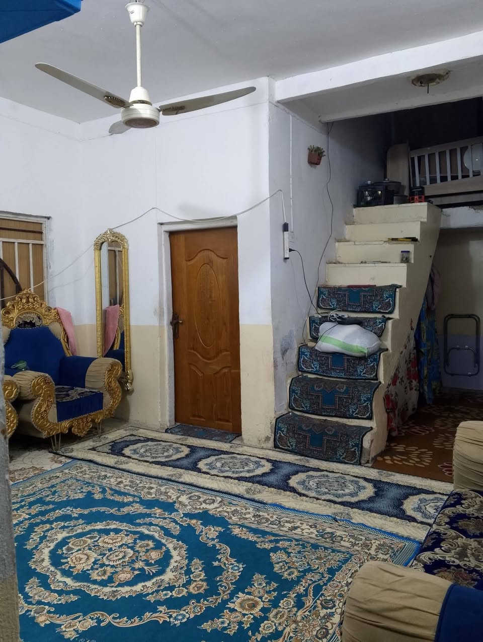 دار للبيع في حي الوفاء المساحة 200 متر قرب محطة وقود الوفاء بي 4 غرف نوم استقبال مطبخ تخاريج كراج سيارة بناء اعگادة نظيف جدا قرب اعدادية نور الحسين ومدرسة ابتدائية ارض الانبياء ومتوسطة النفس الزكية للاستفسار الاتصال على الرقم ***********
