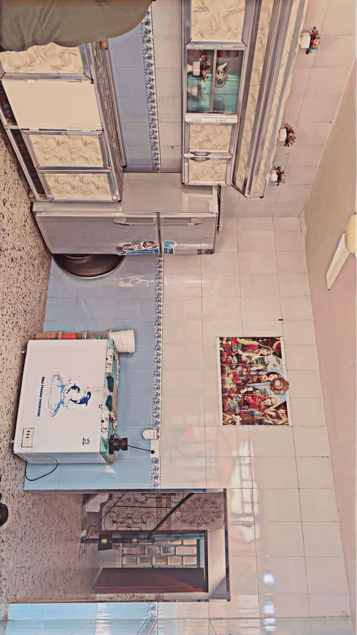 🏡 للبيع دار سكن مميزة – التاجي / حي الحسن العسكري
📍 الموقع: التاجي – حي الحسن العسكري.
📄 نوع السند: طابو صرف – سند (25).
📐 المساحة: 200 م².
📏 الواجهة: 10 متر.
📏 النزال: 20 متر.
🏗️ البناء: جديد – طابقين.

🔹 تفاصيل الدار:

الطابق الأول:

استقبال كبير.

صالة واسعة.

غرفتا نوم.

مطبخ.

صحيات.

منور.

الطابق الثاني:

4 غرف نوم.

صالة.

✨ مميزات الدار: ✅ بناء حديث وتشطيب ممتاز.
✅ كاشي وسيراميك من البداية إلى النهاية.
✅ كراج سيارة.
✅ جاهزة للسكن مباشرة.
✅ موقع مميز وهادئ وقريب من جميع الخدمات.

💰 السعر: ، يُذكر عند التواصل.

📞 للاستفسار والمعاينة: (*********** ).
