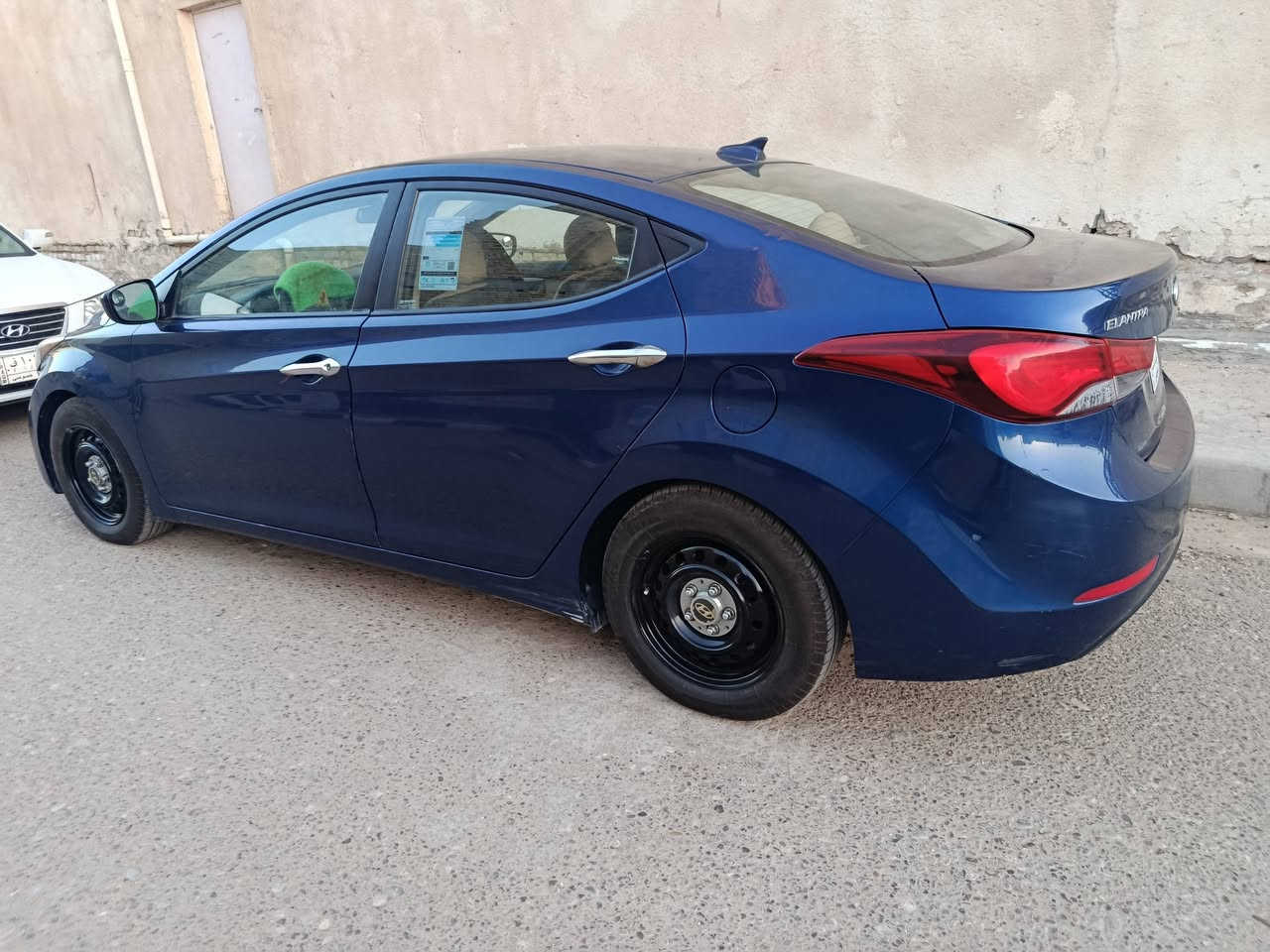 الانتره وأرد امريكي
موديل 16 

اللون ازرق اجويتي 

حادث خفيف باب وجاملغ 

ادواخل عسلي 

كير ومكينه مكفولات 

***********

السعر 105
