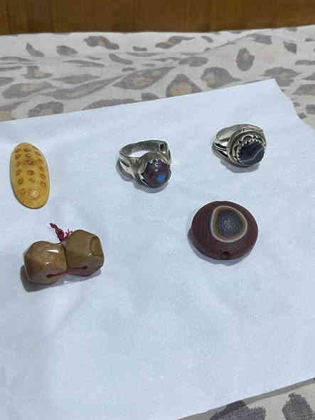 للبيع كلهن ما ابيع مفرد   خاتم جزع حبشي يماني وخاتم يماني ملاكط كرزي وزوج صلطاني قديم  وجزع بقراني وعطف عباسي اخوان الاحجار كلهن نوادر الاستفسار متواجد خاص وتساب***********
