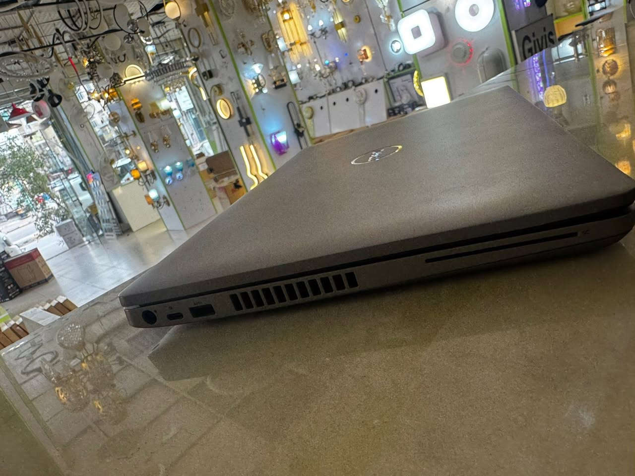 Dell latitude 5510
Core 5
Gen 10 
Ram 8-256 ssd
FHD=15,6”
1920*1080
نظافه عاليه مثل ما موضح بالصور
السعر =٣١٠ الف 
اسعار جمله لاصحاب المكاتب
***********
