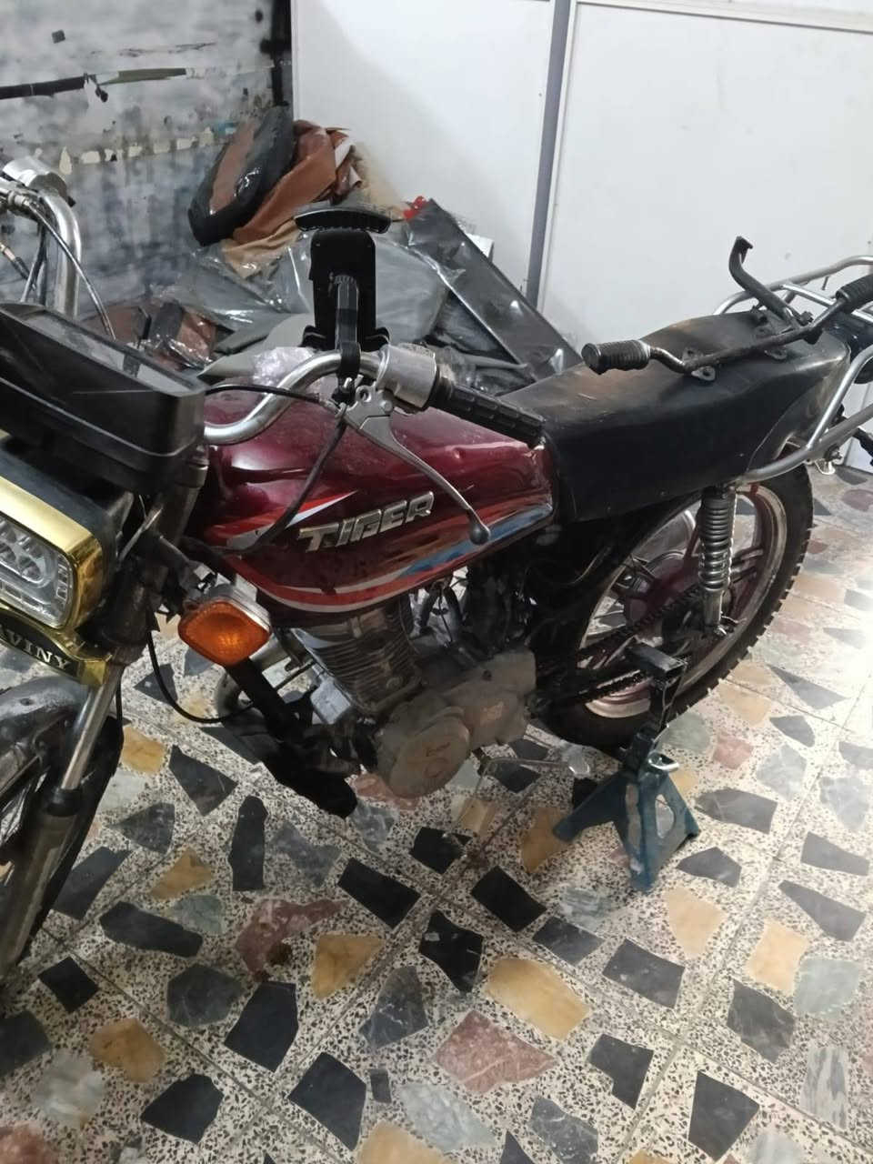 السلام عليكم دراجه ايرانيه اربعه كير كهربايهته كله شغاله نقصه بس باتري وستان شده سعره  250 عنوان المدينه شارع الفلاح قطاع 43. ***********
