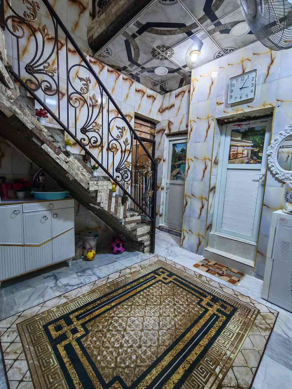 بيت للبيع طابو زراعي إقرار محكمه   جاهز  للسكن //  مكانه كوفه جسر الإمام علي علوه الفحل مقابل مدرسه عبد الله بن الحسين الاهليه تعبر التبليط الجهه الثانيه المقابل المدرسه تمشي مسافه تلكه مولده هوه مسافه عن المولده //مساحته ٥٥ متر طابقين  بيت حلو ودرجه اولى جاهز من كل شي الأساس صب والسقف صب غرفتين  واستقبال وصاله// طابقين الطابق الاول غرفه واستقبال وصاله ومطبخ وصحيات والطابق الثاني غرفه وصحيات سويت كامل // البيت كله كاشي وسيراميك وحداديه درجه اولى للشراي للإستفسار الاتصال على الرقم      *********** يوجد واتساب
