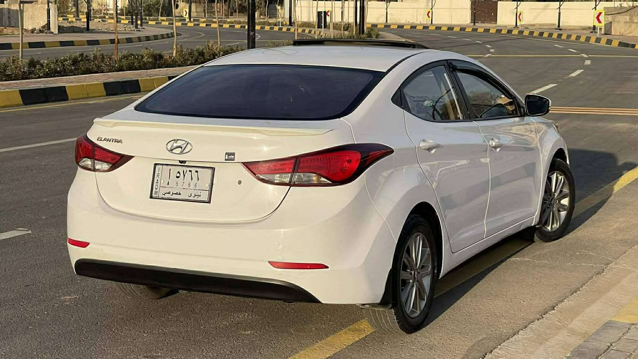 2014 خليجي محرك 18 كازكيت
بلا صبغ عدا دوسه ماشيه 130 الف 
سعر 135 قفل 130
سياره بسمو اليبيعها
***********
