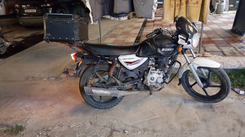 دراجة بوكسر كلاسك مرقمة نظيفة جدا على ايدي ماخذها للدوام روحة ورجعة مو للشغل 
تفيد للشغل الدلفري نظافه فول
تحويل رقم ثاني يوم 
المكان - بغداد - حي الجامعة 
للتواصل: *********** بغداد, العراق
