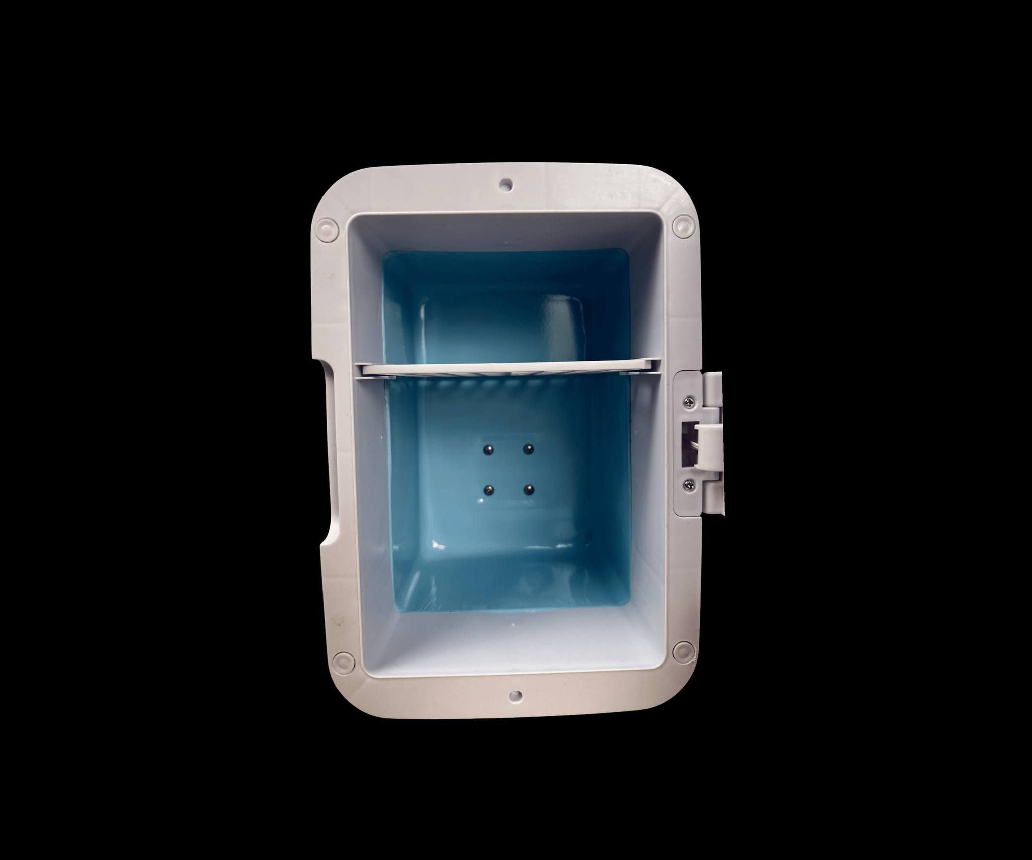 ثلاجة مكياج كهربائية محمولة 4 و5 لتر – نظام تبريد وتسخين مزدوج 12V

الاستخدامات:

حفظ مستحضرات التجميل مثل الكريمات، السيرومات، ماسكات الوجه وأدوات العناية بالبشرة.

تبريد المشروبات الصغيرة أثناء السفر أو في المكتب.

حفظ الأدوية الحساسة للحرارة.

مناسبة للاستخدام داخل السيارة عبر منفذ 12V.

مثالية لغرف النوم، صالونات التجميل، الرحلات والمكاتب.

المميزات:

متوفرة بسعتين: 4 لتر (لون ابيض) و 5 لتر (لون وردي).

نظام مزدوج تبريد وتسخين (Hot & Cold Thermoelectric System).

تعمل على DC 12V (منفذ ولاعة السيارة).

مفتاح تحكم بثلاث وضعيات: HOT  OFF  COLD.

مؤشر ضوئي:

- أخضر للتبريد.
- أحمر للتسخين.

تقنية تبريد حراري بدون كمبروسر (ضوضاء منخفضة واستهلاك طاقة أقل).

رف داخلي قابل للإزالة لتنظيم المساحة.

باب بإغلاق محكم للحفاظ على درجة الحرارة.

تصميم خفيف الوزن مع مقبض علوي لسهولة الحمل.

طول سلك التشغيل: 160 سم.

محتويات الصندوق:

ثلاجة مكياج (حسب السعة المختارة 4L أو 5L).

سلك تشغيل سيارة 12V.

دليل استخدام.

الملاحظات:

غير مخصصة لتجميد المواد (ليست فريزر).

يجب تشغيل السيارة أثناء الاستخدام لتوفير الكهرباء.

يفضل إيقاف الجهاز قبل التحويل من وضع التبريد إلى التسخين والعكس.

تحفظ بعيداً عن الماء والرطوبة.

قياس الكارتون

الطول: 28 سم

العرض: 22 سم

الارتفاع: 30 سم


**إذا كنت صاحب هذا الإعلان وتريد حذفه لأي سبب، رجاءا أرسل رسالة إلى الدعم الفني**