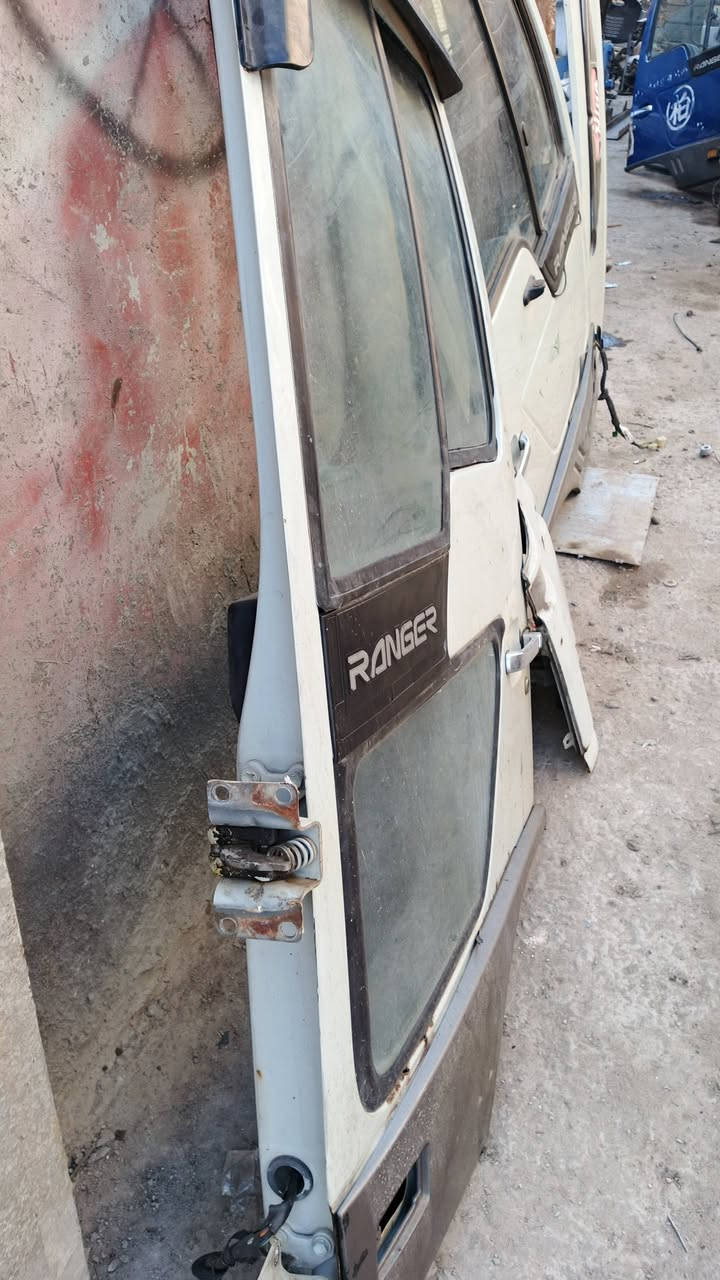 السلام عليكم ورحمه الله وبركاته 
بيبان وبنيد ولغود مال طيره حاويه للبيع مكان حله شارع 80 استفسار ***********
