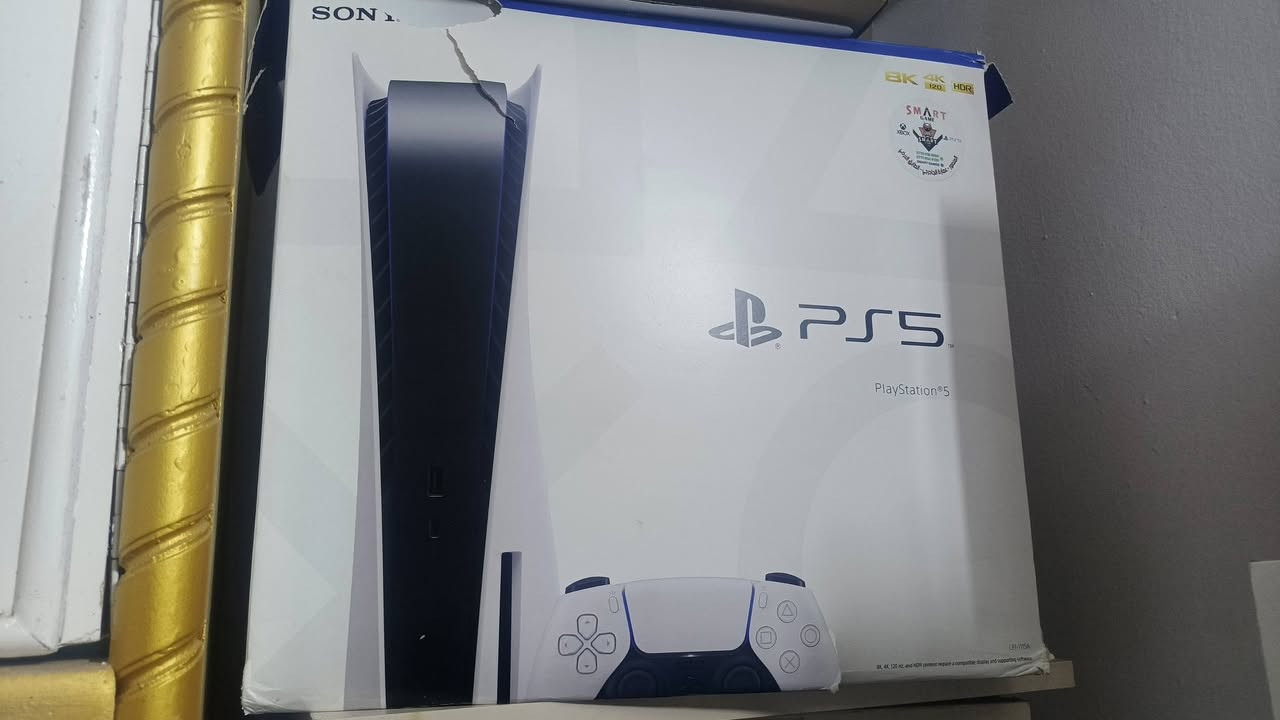 السلام عليكم بلي 5 الاصلي مستعمل قليل جدا ونضافه عاليه وكارتونته موجوده ، وياه جويستك اصلي ومعدل على الگيوره مالتها حتى ما يصير بيها درفت يعني عمرها اطول من اليده العاديه وياه 3 اقراص اله الحرب الجزء الرابع وايام مضت ولعبة ديث ستراندك 2 من العبقري كوجوما لعبتي المفضله والي اشتريت البلي علمودها لأن أنا لاعب بي سي وبس ختمتها ما لعبت بالبلي بعد الا قليل اللعبه كلش حلوه واذا مو ذوقك تكدر تراوسها باي لعبه تريدها وفرق قليل لأن اللعبه جديده وسعرها غالي لحد هسه ، ملحقاته كامله من كيبل الطاقه وكيبل الشاشه ووياه هديه كيبل شحن لليده طوله مترين يفيد لليلعبون هواي السعر 760 الف والتوصيل موجود لكل محافظات العراق لحد يكول هذا مو سعره الاسعار هسه كلها غلت والجديد بدون اي ملحقات والعاب صار ب900 وفوك 
ضمان فحص واسترجاع اذا بي خلل ترجعه بيد المندوب للتواصل خاص المازنجر أو على رقمي *********** 
راسلني وتدلل
