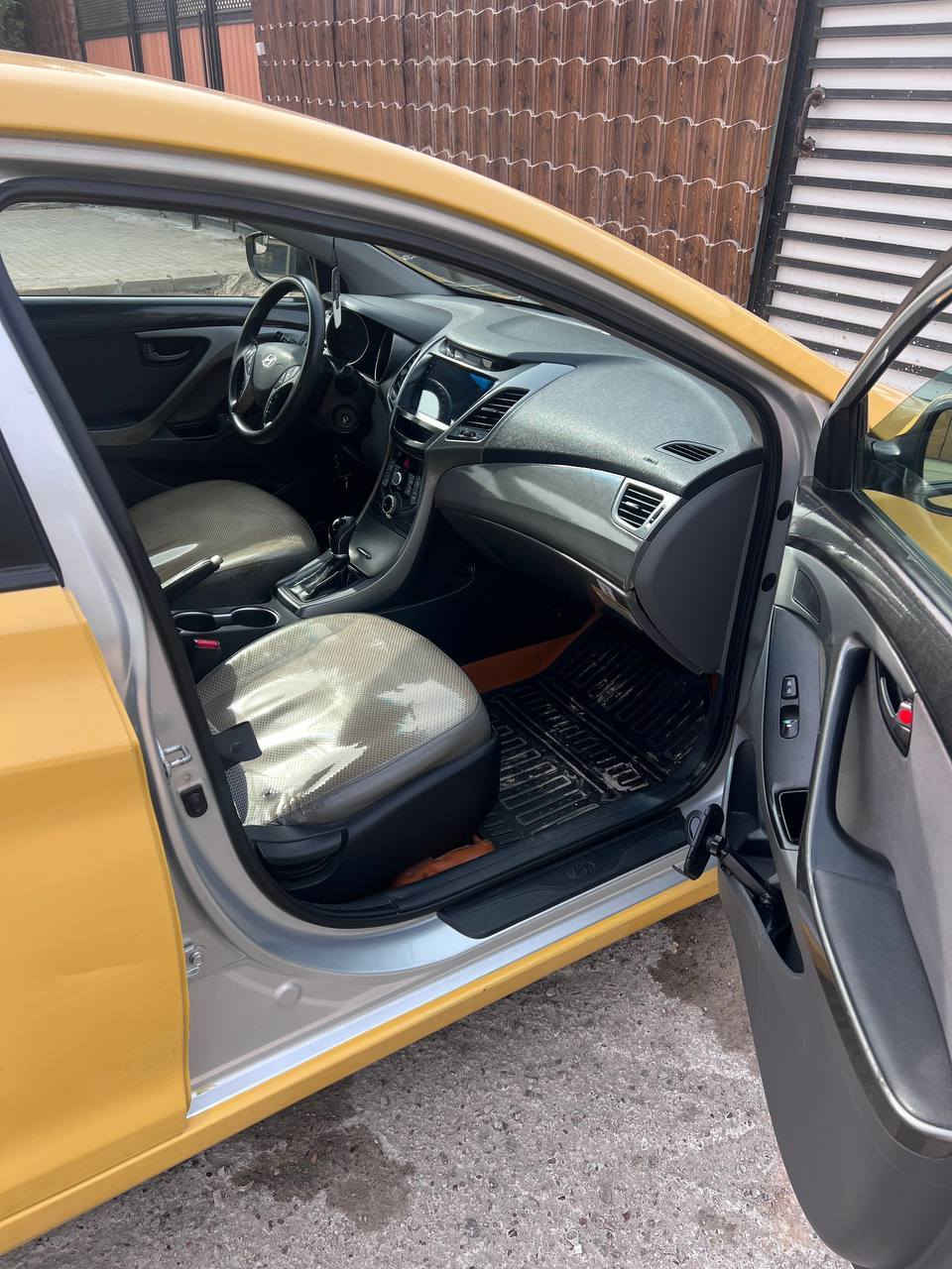 السلام عليكم
للبيع هونداي النترا موديل 2015 رقم بغداد وارد امريكي باسمي مصفرة هيئة غرامات محرك 1800ضررها حوض الصندوق السياره جاهزه من محرك وكير تبريد تدفئة  صدر تخم تاير باتري جديد دواخل كله جديد خير من الله كبل للشغل السعر 115 وبيها مجال مكان السيارة بغداد الدورة  للاستفسار ***********
