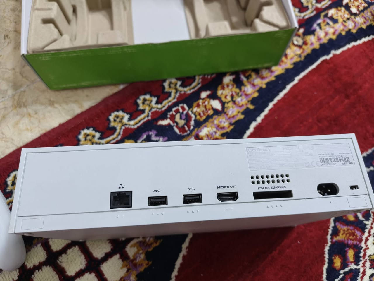 اكس بوكس سيريس اس نضافه 99/100 جهاز لا داخل صيانه ولا مفتوح على ايدي كل ملحقاته ويا  بي العاب حوالي 20 لعبه ريديد ردمشن 2 و 1 و لعبت راست الجيل القديم و الجديد و جيتي اي فايف *********** للتواصل واتساب
