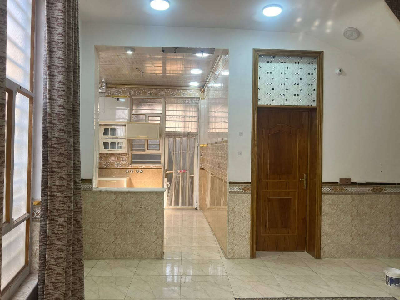 بيت مساحته 140 متر طابو زراعي  بناء حديث يحتوي على غرفتين نوم ومطبخ حار وبارد واستقبال وكلدور وصحيات داخليه وخارجية حي الجزائر شارع انور الحسيني مقابل مولده
145 وبي مجال 
***********
