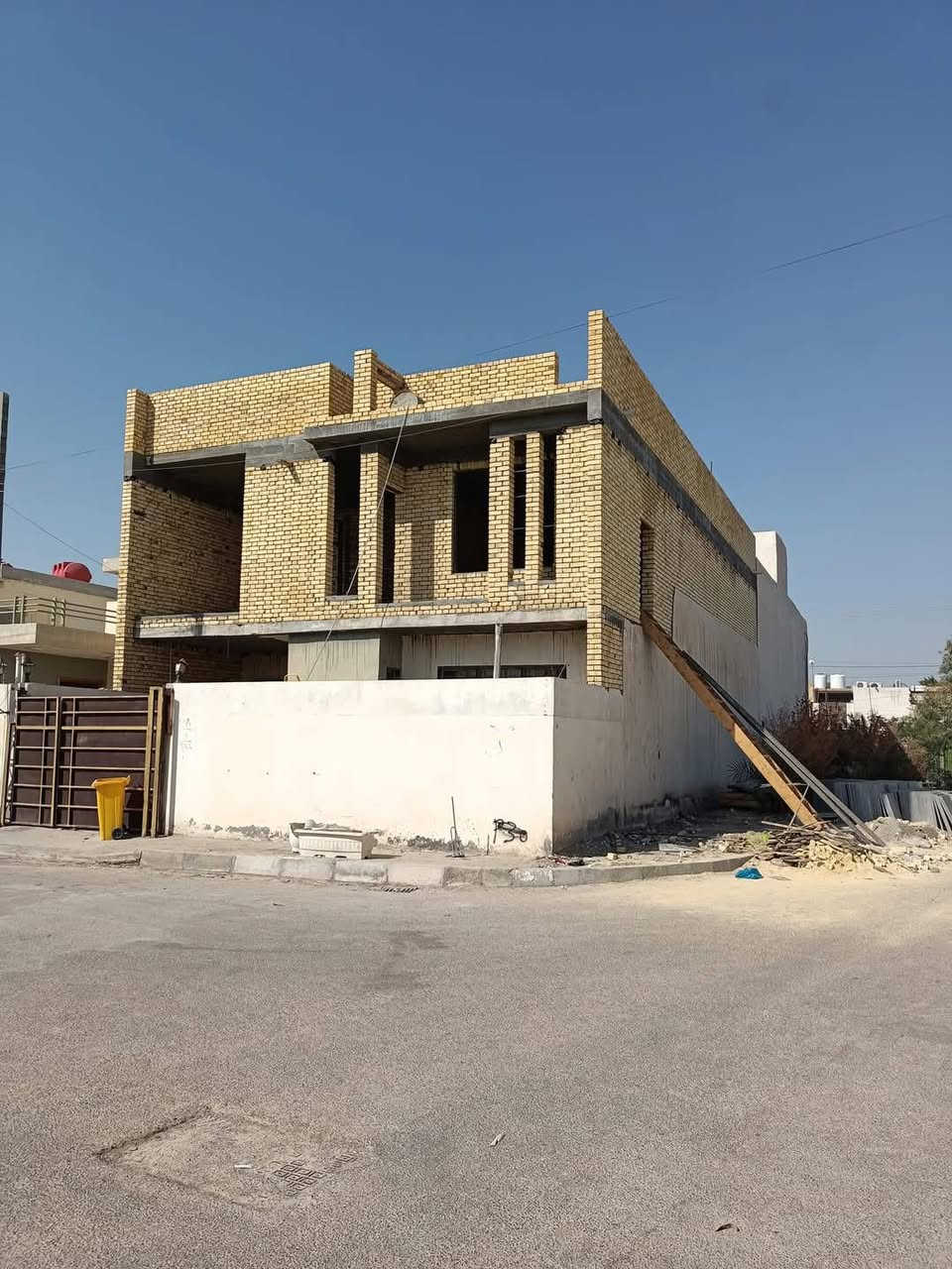 السلام عليكم 
بناء شغل درجه اولئ
موجود كرسته وعمل 
وفقط اكو باليوميه 
واكو مگطوعه 
***********
