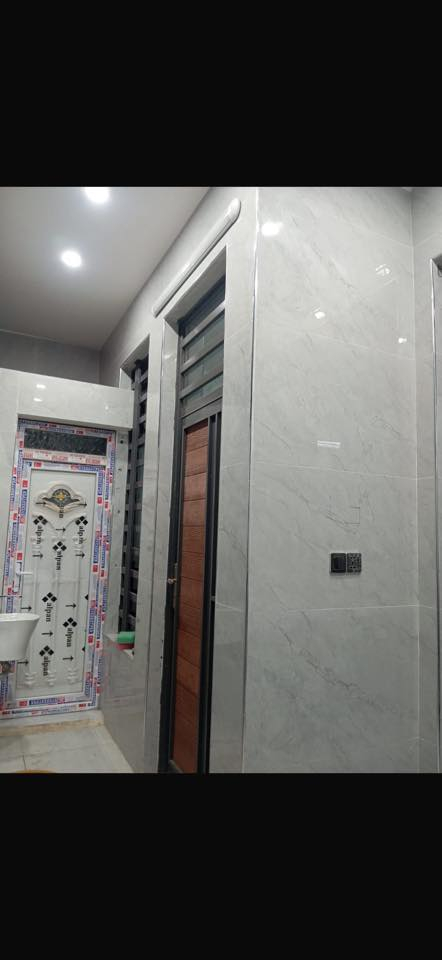 السلام عليكم للبيع بيت زراعي مدينه الصدر حي طارق القديم مقابل ١٥ الوسط فرع دائره المجاري شارع عريض وكامل من ماء وكهرباء جديده ومجاري وتبليط بناء نهايه ٢٠٢٥ جديد يحتوي على حمام خارجي واستقبال ومطبخ وصاله ومنور وحمام داخلي وغرفه نوم والطابق الثاني بيتونه واستاره وشتايكر كامل جاهز اذ تحب اتكمل الثاني للاستفسار *********** علي
