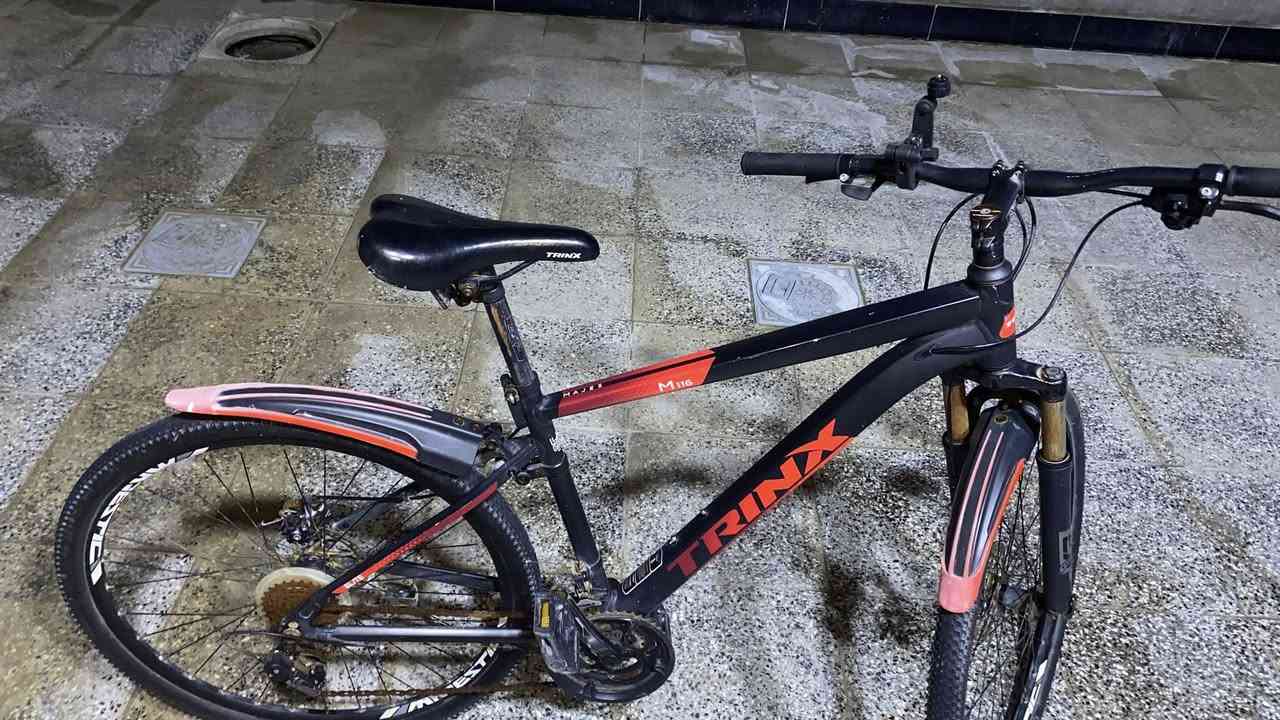 السلام عليكم للبيع TRINX نضيف 
المواصفات:
فريم الومنيوم
كاوتش kenda
فرامل ديسك
طقم سرعات shimano
7 سرعات خلفيه
3 سرعات اماميه
ترس وكرنك الومنيوم
كفف بدال الومنيوم
مساعد امامي
مقاس الكاوتش 26
السعر :140 وبي مجال مكان بصره ابي الخصيب 
***********
