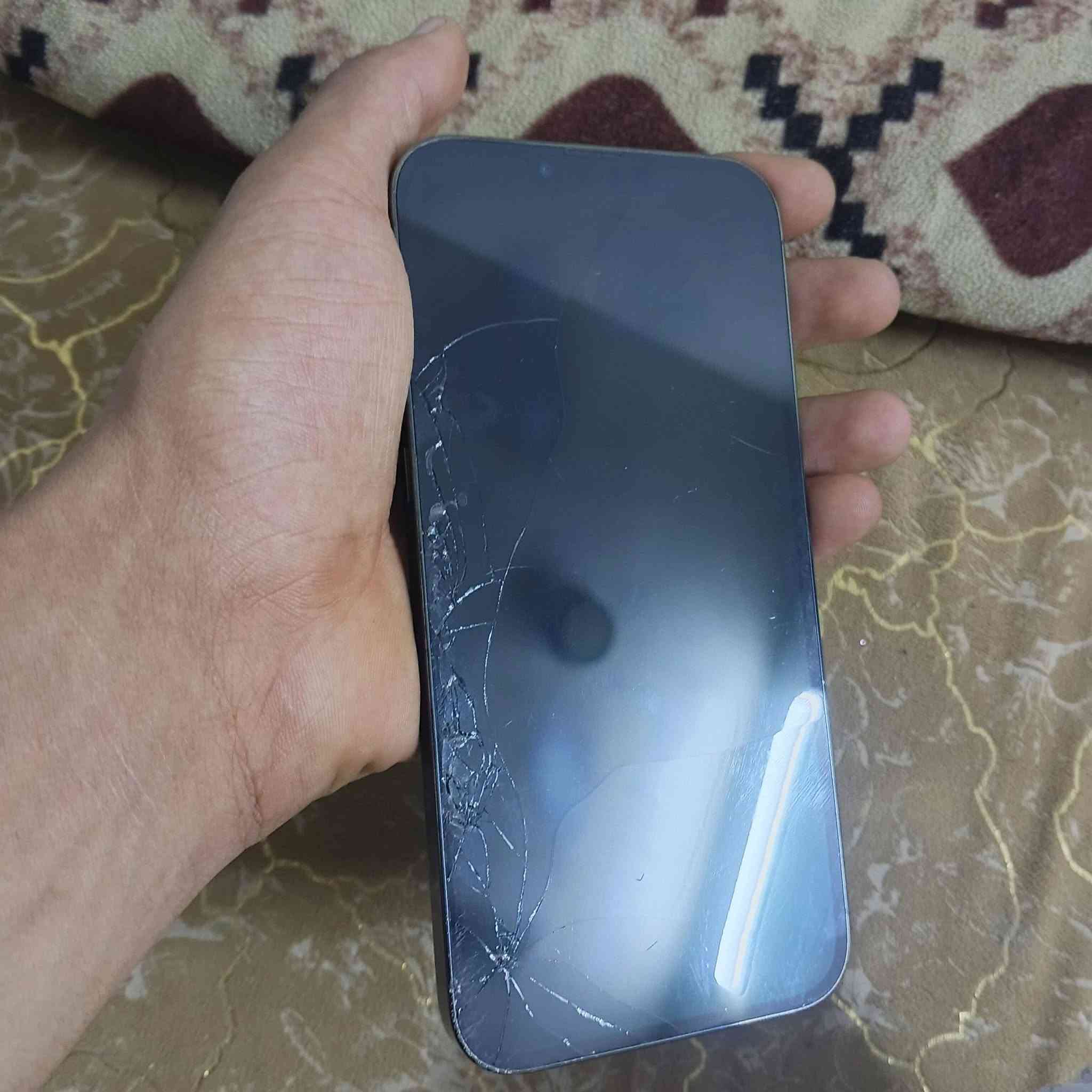 بغداد الشعب سعرة 550 بي مال بسيط
ايفون 13 برو ماكس 
ذاكرة 256
كلة اصلي ما مبدل بي شي 
فقط هاي الضربة بل شاشة وما مأثرة ابد اذا مأثرة احذة بلاش 
بطارية 82🔋 
***********
