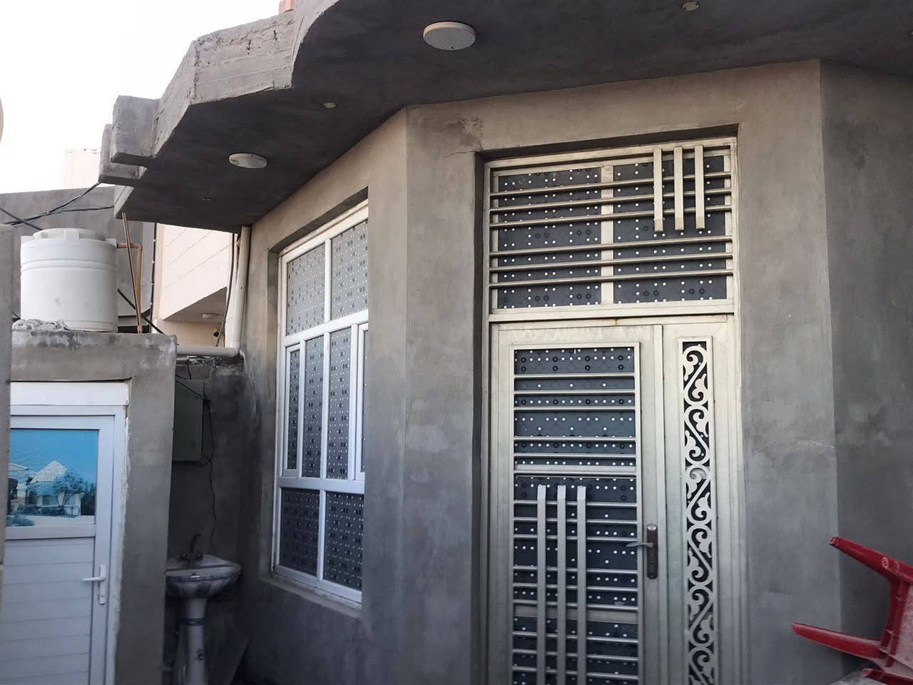 للبيع دار طابو زراعي سند 25 بناء حديث مساحه 200متر طابق واحد غرفتين وصاله ومطبخ وكليدور مجمع  صحيات داخليه وخارجية ومناور عدد 2 وكراج نواقص البيت محجر بايات ستاره عرض الشارع 10متر تبليط العنوان مدخل سنجار فرع حي الرحمن يبعد عن الشارع 150متر قريب جدا خدمات كامله خط كيا مجاري اناره مدارس مستوصف سوك السعر 115 مع الكامنتر قابل للتفاوض مكتب الشمس للعقار 
*********** وات ساب 
+9647855869494
