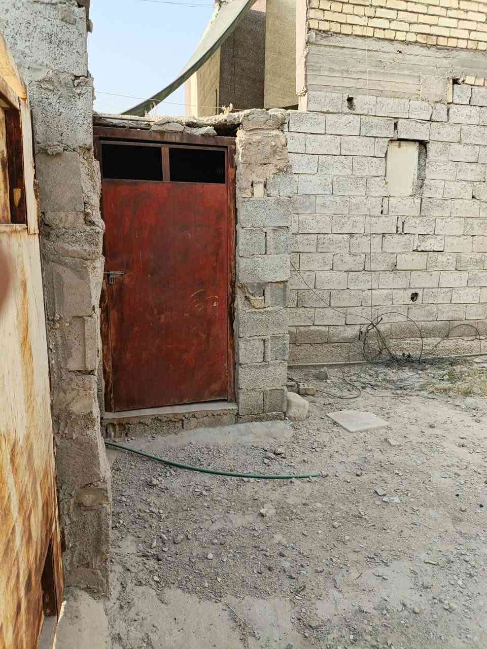 السلام عليكم. للبيع بيت زراعي سند 25 في جسر ديالى القديم بالقرب من ساهرون. المساحة الكلية 140 متر . تفاصيل البيت موضحة في الفيديو. للاستفسار أكثر، يرجى الاتصال على الرقم أو مراسلة الصفحة ***********.
