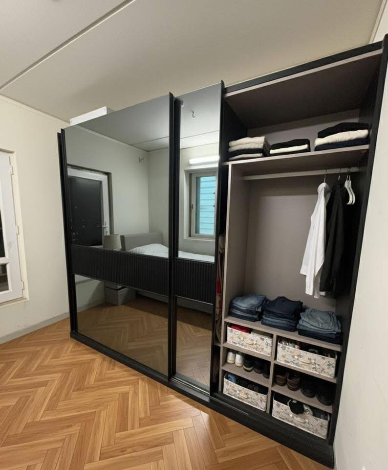 للبيع: (غرفة) ماركة Idol الأصلية – حالة ممتازة ومتانة عالية!
إذا كنت تبحث عن الأناقة والعملية وتعبت من أثاث السوق "الخفيف"، فهذه الفرصة لك.

نحن نعرض للبيع غرفة ماركة Idol المعروفة بجودتها ومتانتها الفائقة. هذاالغرفة ليس مجرد قطعة أثاث، بل هو استثمار طويل الأمد؛ خشب قوي، تصميم عصري، وتفاصيل دقيقة تجعله يتحمل الاستخدام اليومي لسنوات طويلة.

المواصفات:

• الماركة: Idol الأصلية (غنية عن التعريف بمتانتها).

• الحالة: ممتازة، نظيفة جداً، ومستخدمة بعناية.

• التصميم: تقسيمة ذكية وعملية جداً (كما موضح في الصور)، تتضمن أرفف واسعة وأدراج انسيابية.

السرير مخزن قوي جدا ويتحمل اوزان ثقيلة 

• المميزات: خامات قوية جداً، مفصلات أصلية، وتتحمل الأوزان (بعيدة كل البعد عن النوعيات التجارية المتوفرة حالياً في السوق).

السعر وقت الشراء 4 مليون وقت البيع مليون ونص مع مجال بسيط


**إذا كنت صاحب هذا الإعلان وتريد حذفه لأي سبب، رجاءا أرسل رسالة إلى الدعم الفني**