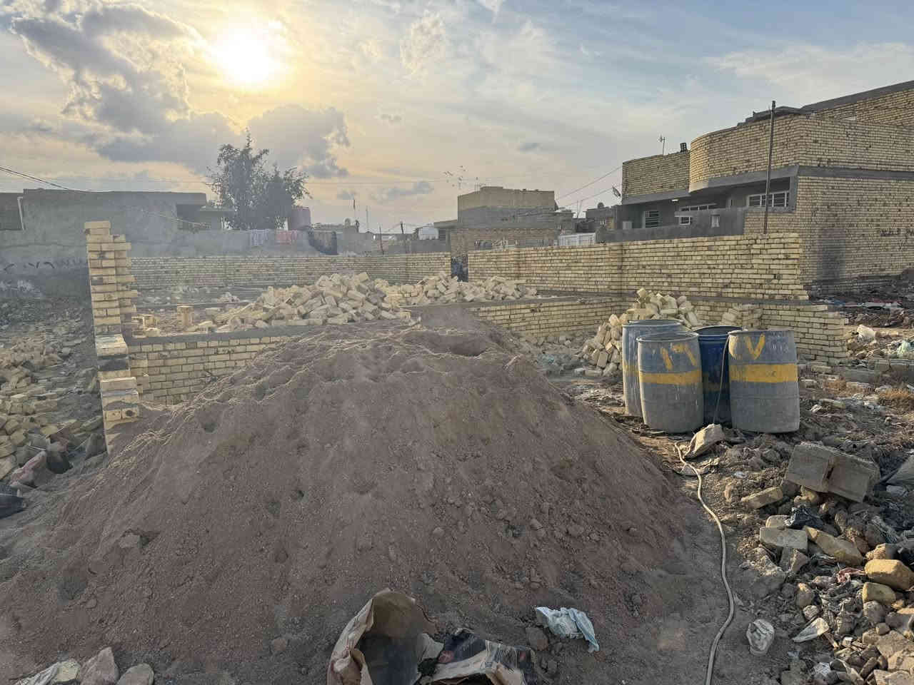 السلام عليكم عندي نص هيكل للبيع كوت منطقه الحكيم الدبيه 200 م زراعي الهيكل مرقمة من البلدية صاير ركن ماء والكهرباء وصل للمنطقة رقم تلفون   ***********
