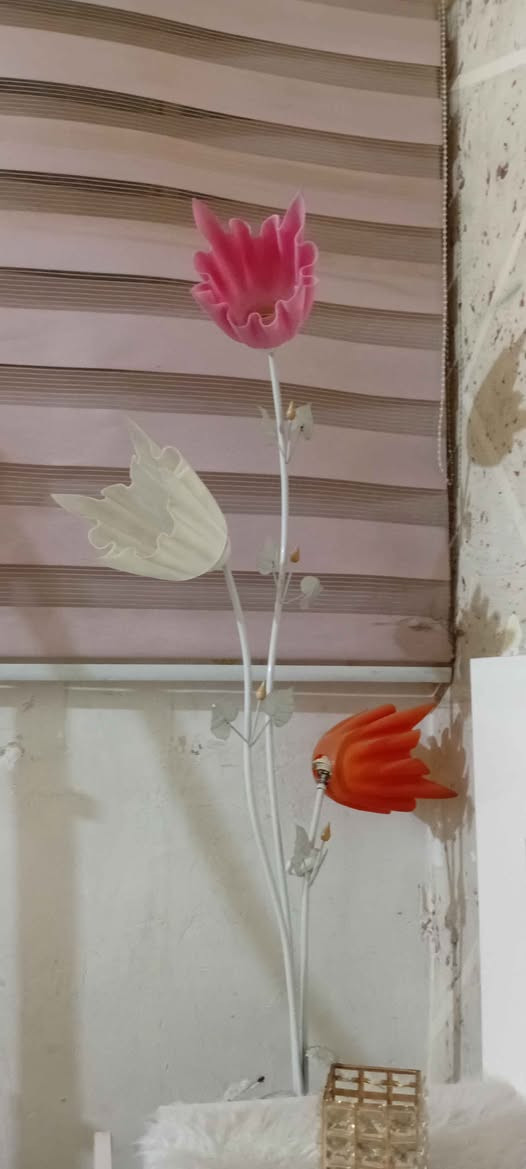 كراسي ٢ نضيفات  بس رجل وحده يحتاجه لحيم بسيط ب١٥ وتيبلامات وايرهم مقطوع ب١٥ مكانهم الدوره *********** بغداد, العراق
