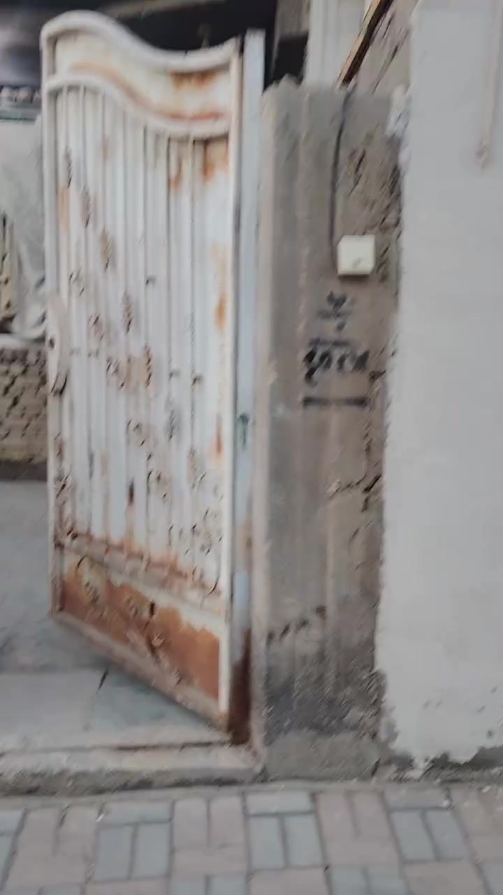 سلام عليكم بيت للبيع مساحة 200متر بالجمعيه طابو زراعي غرفتين وصاله ومطبخ ستقبال صحيات *********** *********** واتساب
