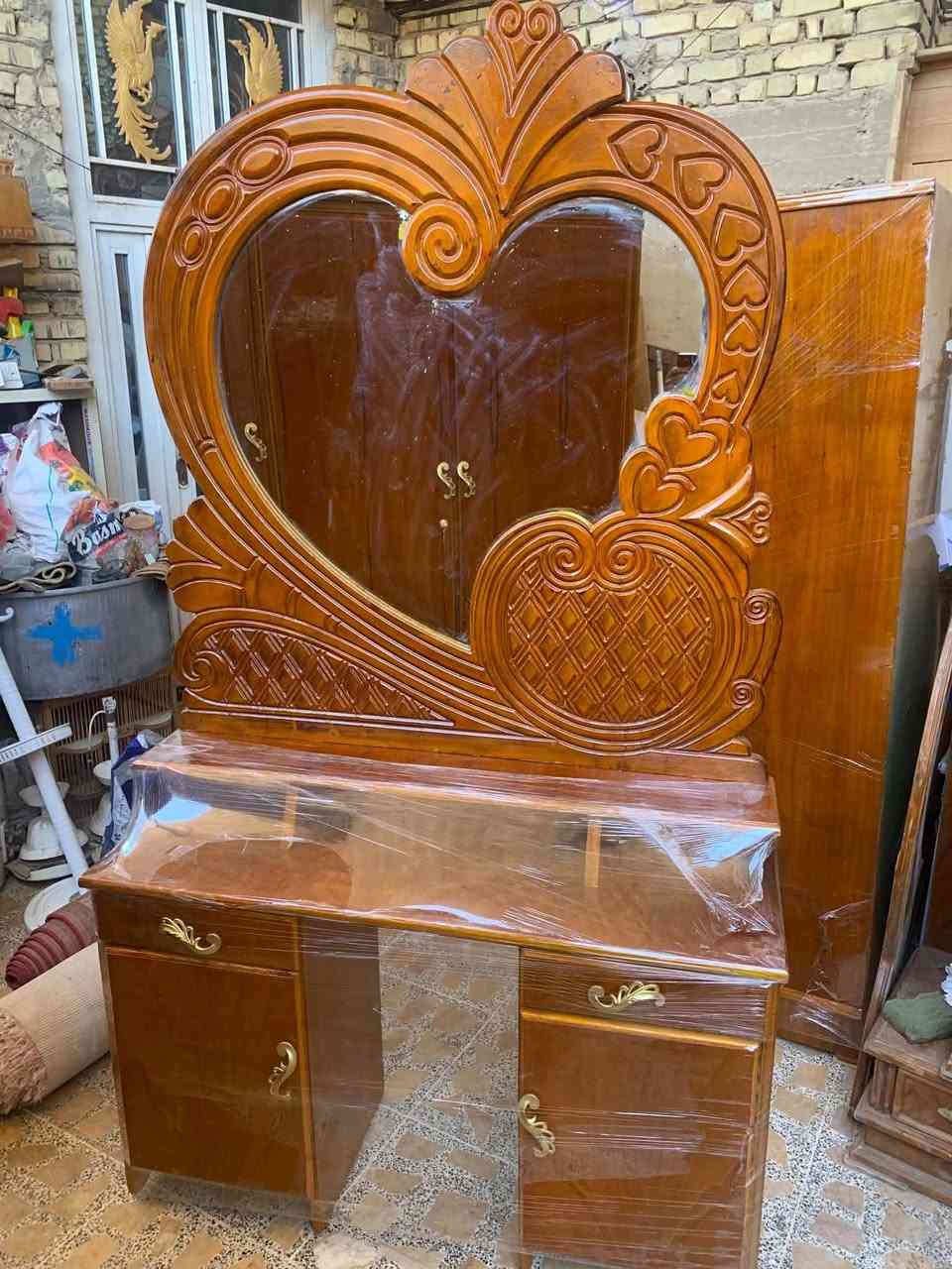 غرفه أم خمسة مستخدمه
للبيع سعر 550 
العنوان العزه القديمة 
***********
