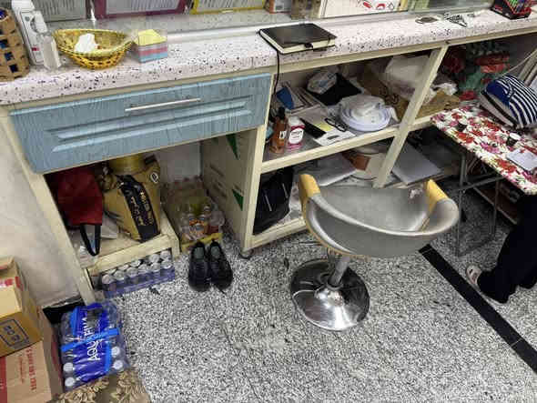 كاونتر كافتريا يرهم ويرهم للبيت   الملحق 175.   الكاونتر ابو سنك 3 متر  المني بار 2 متر وشويه شغل درجه اولا ضمان وتكدر تغير لون المرمر الي يعجبك بس هذ مرمر خاله عليه درجه اولا الله شاهد مسوي ب 40 ورقه رايده  هسه ب مليون ونص وبي مجال مكاني كراده  *********** الي شراي ماقصر وياه يجيني ويدلل
