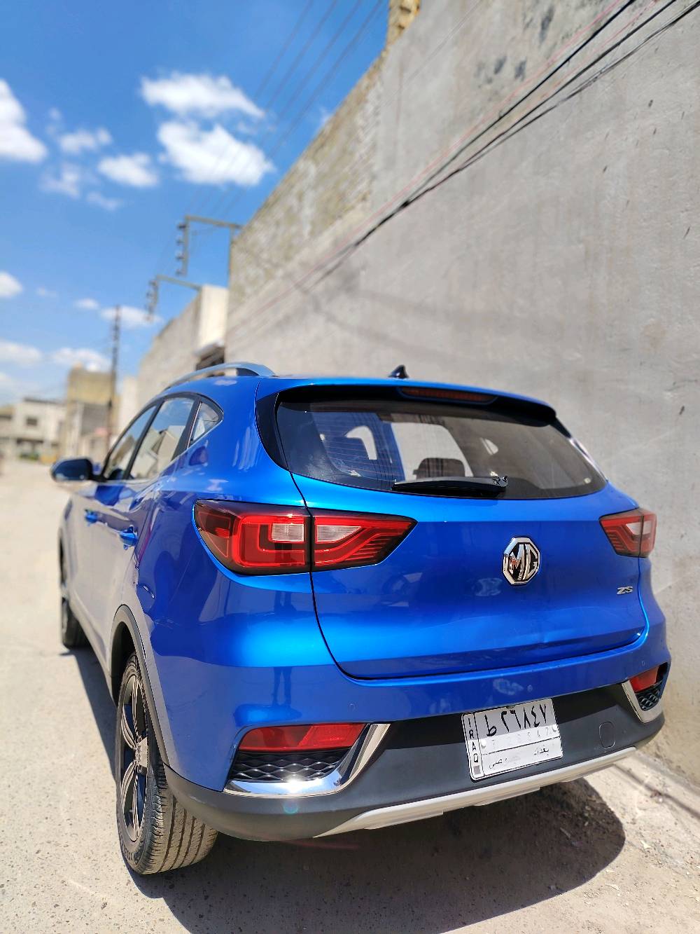 MG ZS 2020 
سلام عليكم سيارة للبيع
ماشيه ٨١ الف كيلو متر 
محرك ١٥٠٠ تنفس طبيعي
مابيها دوانز ابد
وتبريد ثلج بعز الحر
مواصفات :
ابل كار بلي
نضام عدم انزلاق
نضام مانع انزلاق للبريك (ABS) 
مؤشر ضغط الاطارات
شاشة وسطيه قياس ٨ إنش 
حساسات خلفيه و كامرة خلفيه واضحه
توزيع إلكتروني لقوة الفرامل (EBD)
برنامج الثبات الإلكتروني (ESP)

صرف البانزين كلش ممتاز ٥.٨ لتر لكل ١٠٠ كيلو وتمشي على بانزين عادي او محسن

السعر : 10,000$ (١٠٠ ورقة) 
للتواصل : *********** متوفر واتساب
مكان السيارة : بغداد - الدورة