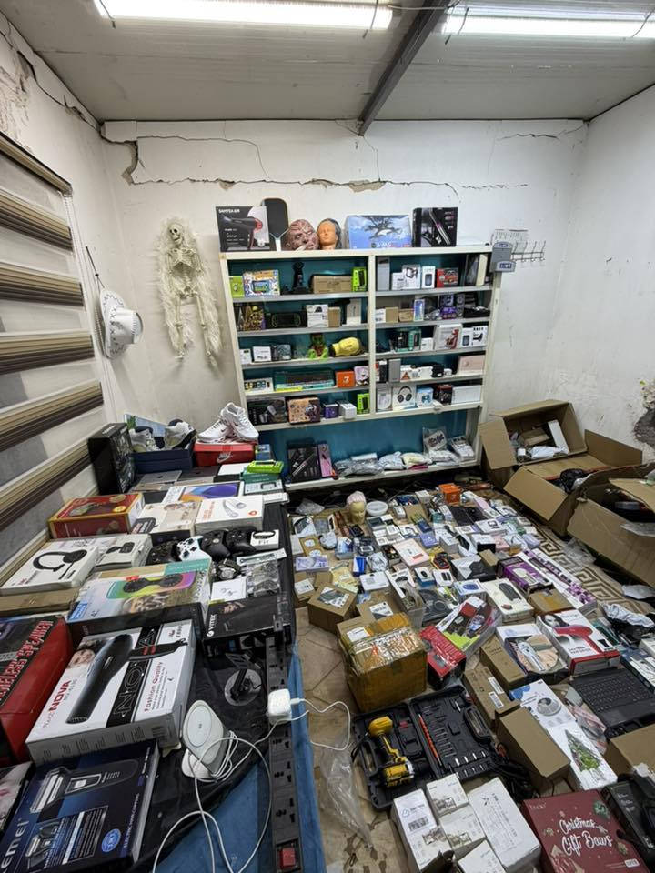 شلعة إلكتروني بيها أكثر من 400 قطعة، محسوبة بس 350 قطعة وياها هدية 3 كارتون ربش، وشلفان عدد 2، وملابس شتوي، قماصل، لانجري، وكلشي بيها 🔥 الايبادات 6  شغال كلشي مابي عندك قطعتين سوفت يرادلهن وقطعتين فحم مجموع الايبادات الكلي 10
فرصة للتجار وأصحاب البثوث والبيع، سعر مناسب وشغل مرتب
***********
