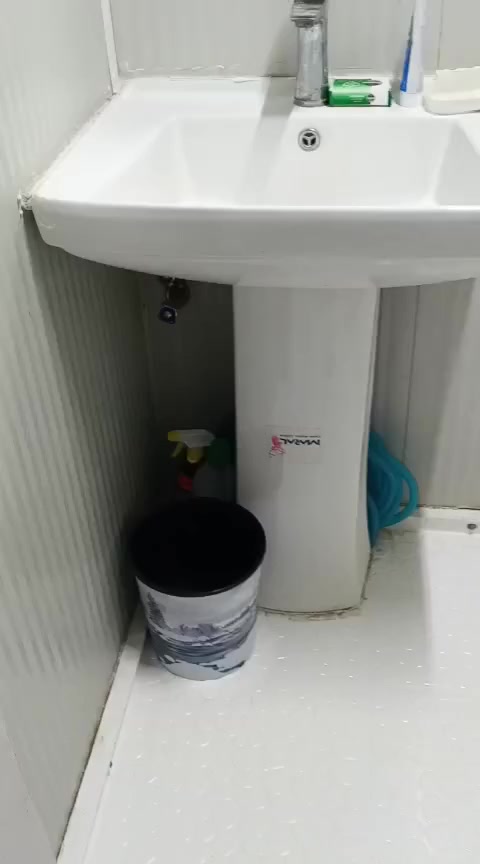 كرفان للبيع
9×3
مع الاثاث
1_ طاوله
2 _كراسي عدد 3
3 _سبلت عدد 2
4 _سرير عدد 3
5 _ ثلاجه
مع كامل الملحقات كرفان جديد ونظيف جدا 
للاستفسار  الاتصال على الرقم التالي
***********
