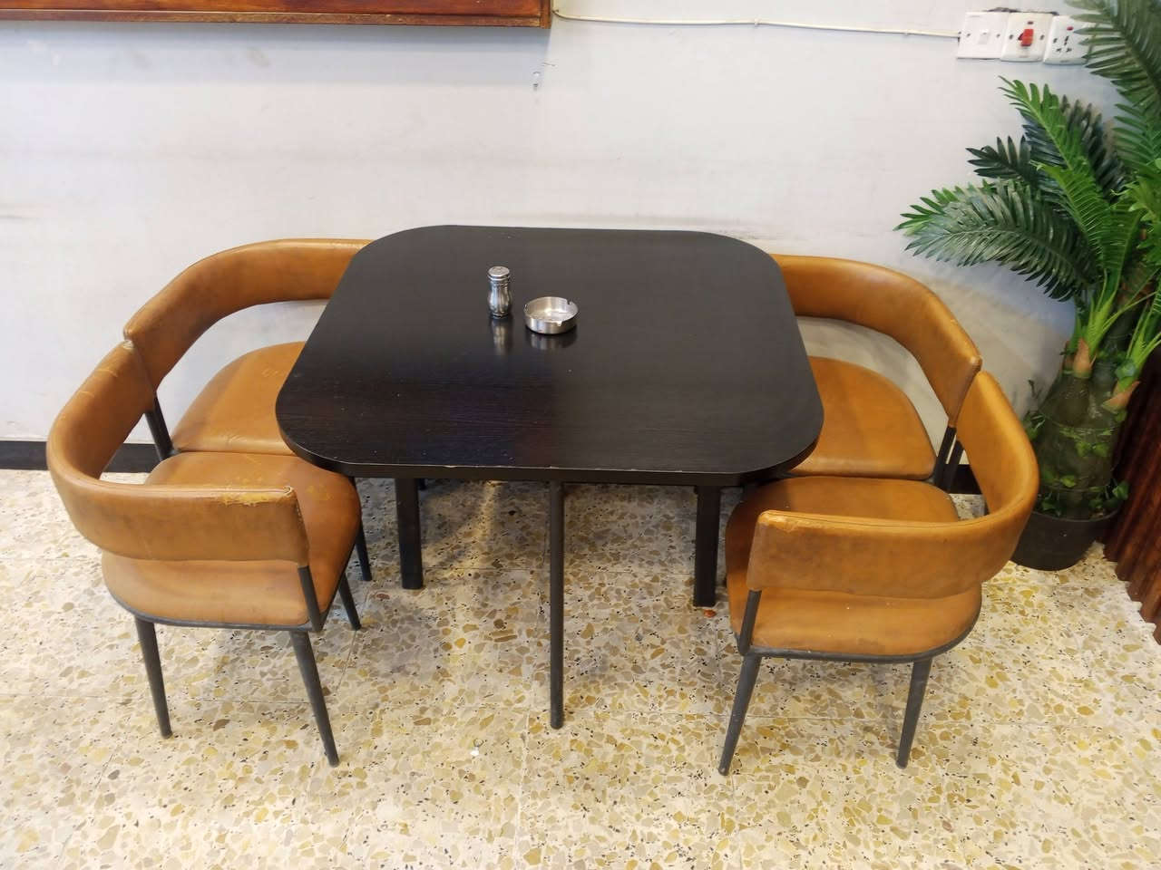 ميز طعام للبيع العدد 4 اثنين اسود وثنين أبيض سعر 100 وبيه مجال
***********
