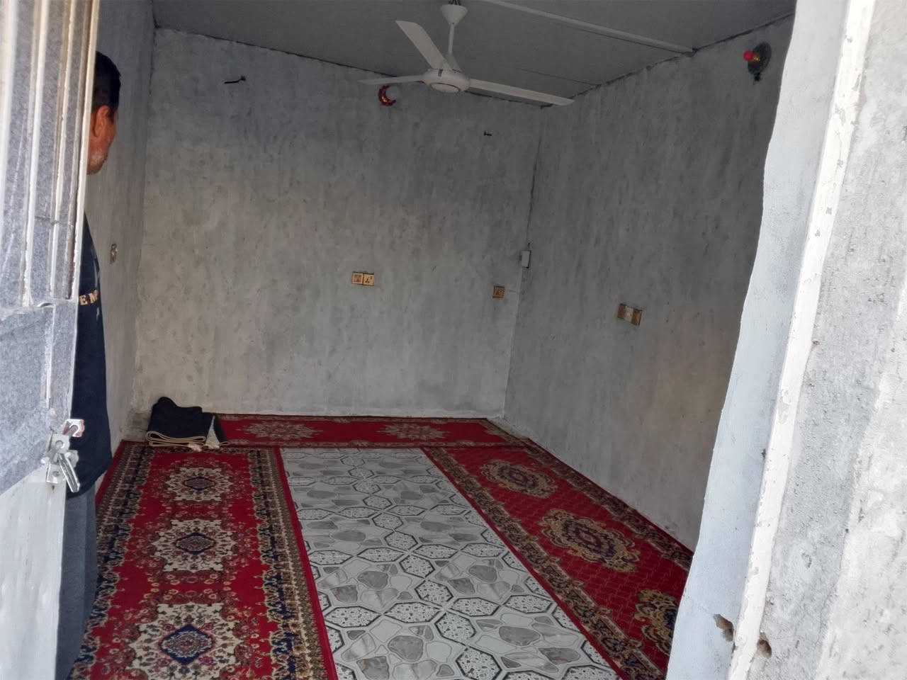 السلام عليكم بيت للبيع يحتوي على غرفتين نوم وصاله ومطبخ واستقبال وصحيات المساحه 200متر سقف سندويج المكان كوت حي الحكيم الثانيه قريب عن كليه الامام الكاظم للاستفسار   ***********.
