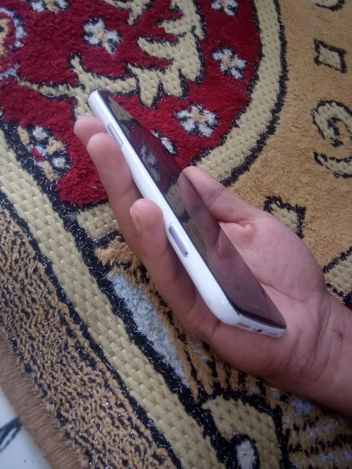 ايفون 11العادي جهاز مال بيت  الضهر مكسور وحاطله غلاف والشاشه بيه كسر مثل ما موضح بل صوره بس ماعلي شي طبيعي ذاكره ١٢٨ دبل شريحه  بطاريه 75 الجامه مال كامره الخلفيه الجوه مكسوره بس شغاله هاذ البي الجهاز ويا شاحنه اصليه الله شاهد غير هذن مآبي شي السعر 150 العنوان الجزيرة 
***********
