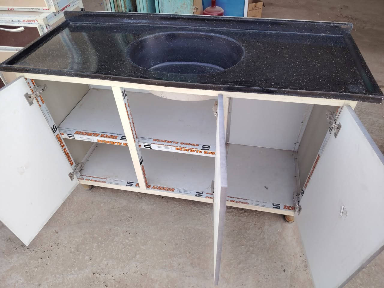 كونترات لبيع كلمن وسعره مكان حله ورديه خارج قرب مستشفى الكفيل وهذه رقمي *********** بيه وتساب ويرهمن مراوس وشتري جميع لكاونترات حتلو مكسر سبالت مكيفات عطلان مولدات شعندك شتري
